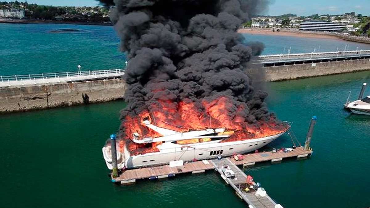 Пламя охватило яхту, которая оторвалась от причала и дрейфовала к пристани. Фото: Еxpress.co.uk