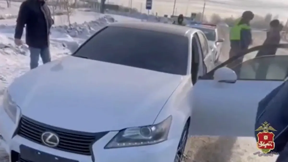 Водитель Lexus собирал штрафы по дороге из Хакасии до Новосибирска — снимал все на камеру