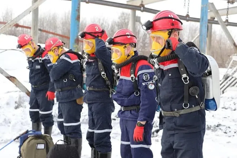 МЧС поможет семьям погибших в шахте Кузбасса пяти горноспасателей, в том числе с образованием детей