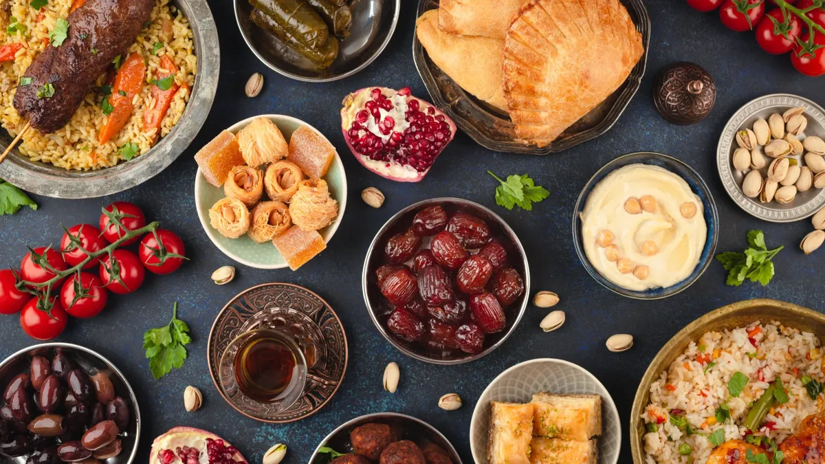 Расписание приема пищи на священный месяц Рамадан с 23 марта по 21 апреля 2023: в какие часы нужно кушать, а в какие запрещено 