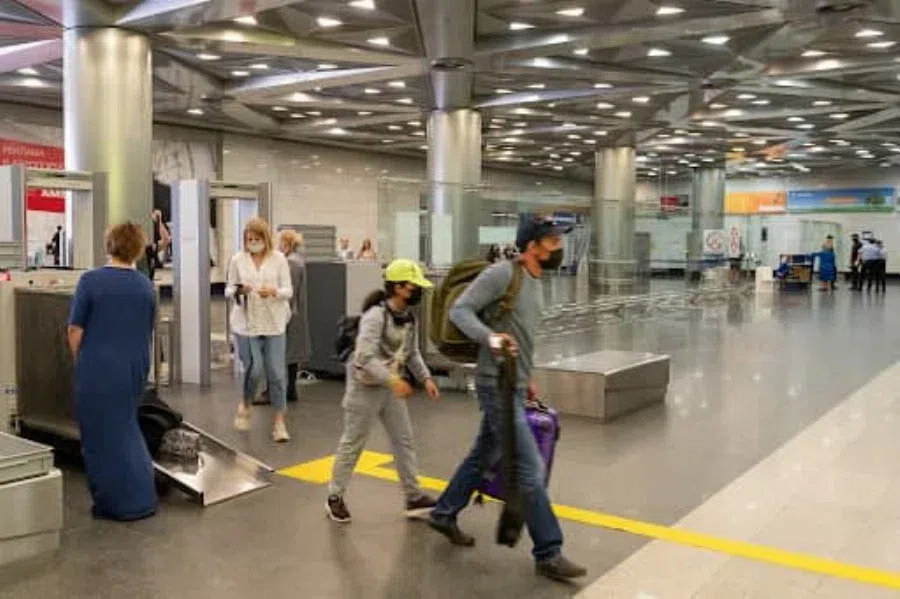 Пассажиры застряли в аэропорту Шереметьево из-за бесплатных тестов на новый "омикрон"-штамм