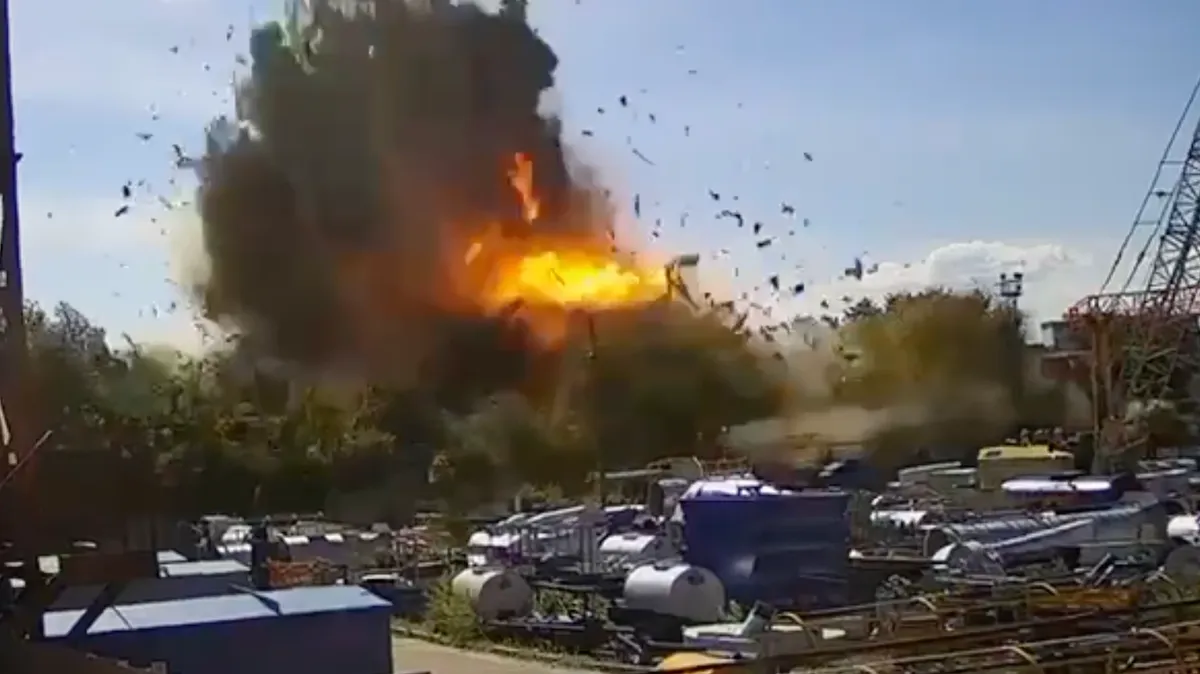 Зеленский показал видео ракетного удара по ТЦ «Амстор» в Кременчуге. «Россия будет отвечать», пригрозил он